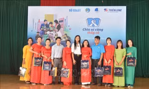 Hoa hậu H’Hen Niê tham dự Chương trình Chia sẻ cùng thầy, cô tại Đắk Lắk