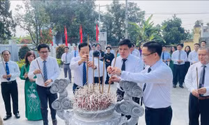 Từng bước đưa quê hương cách mạng phát triển