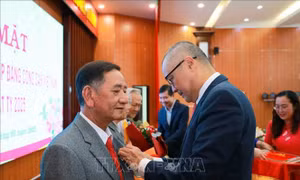  Quan tâm các đảng viên lão thành, đảng viên trẻ tiêu biểu