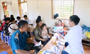 Sơn La: Khám, phát thuốc, đảm bảo vệ sinh môi trường sau mưa lũ