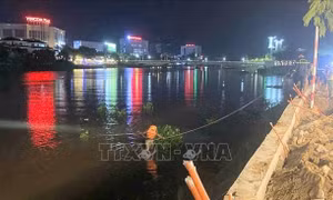 Khẩn trương tìm kiếm người đuối nước mất tích trên rạch Long Xuyên