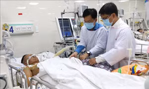 Lãnh đạo TP Hồ Chí Minh thăm người lao động bị ngộ độc khí ở huyện Bình Chánh