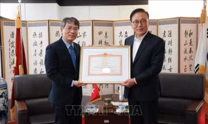 Trao bằng khen của Thủ tướng Chính phủ tặng Tổng lãnh sự danh dự Việt Nam tại khu vực Busan - Gyeongnam