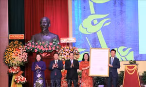 Phó Thủ tướng Lê Thành Long trao quyết định công nhận Ngày truyền thống tỉnh Bến Tre 17/1