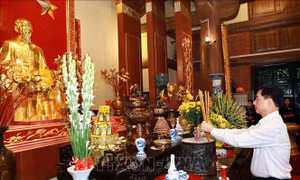 Dâng hương Chủ tịch Hồ Chí Minh, thăm và tặng quà gia đình chính sách
