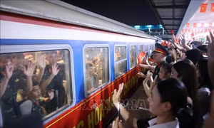 Người dân Thủ đô lưu luyến tiễn các chiến sĩ A80 trở về đơn vị