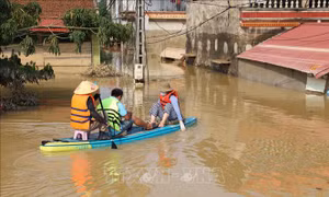 Lũ sông Cầu xuống chậm, nhiều khu vực ở Hà Nội vẫn bị ngập sâu