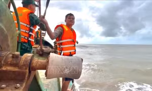 Cà Mau: Kịp thời cứu vớt hai thuyền viên gặp nạn trên biển