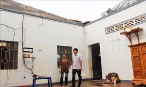 Dông lốc làm hư hỏng trường học, nhà cửa tại Đồng Nai và Sơn La