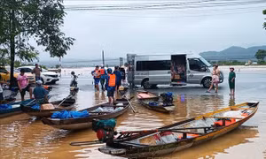 Kịp thời cứu 6 người trong đoàn cứu trợ bị lật ghe tại Huế