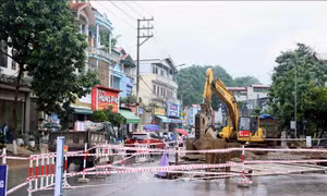Mưa lớn gây ngập úng và tắc đường tại Sơn La, Lâm Đồng 