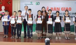 Kon Tum: Trao tặng  gần 11.400 máy tính bảng cho học sinh vùng sâu, vùng xa
