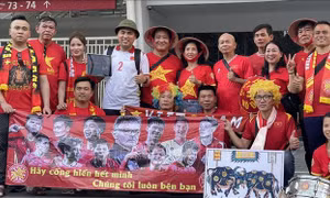 Sân vận động Bung Karno 'nóng' trước giờ bóng lăn