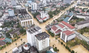 Trung tâm thành phố Huế vẫn ngập trong biển nước