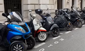 Pháp: Thành phố Paris sắp thu phí đỗ xe máy chạy xăng
