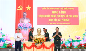 Tặng món quà ý nghĩa cho các xã, phường tại Cà Mau