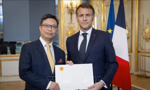Đại sứ Việt Nam Trịnh Đức Hải trình Quốc thư lên Tổng thống Pháp Emmanuel Macron