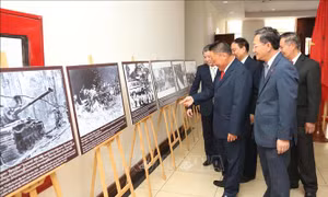 Triển lãm ảnh kỷ niệm 50 năm Giải phóng miền Nam, thống nhất đất nước tại Lào