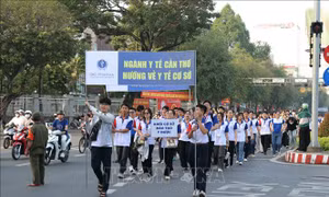 Đông đảo người dân tham gia đi bộ, ủng hộ xây dựng y tế cơ sở
