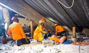 Vụ sập trường học tại Indonesia: Hàng chục người vẫn mất tích