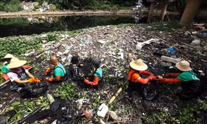 Nhóm tình nguyện Hà Nội Xanh giải cứu những dòng sông ô nhiễm