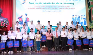 Tiếp sức đến trường cho tân sinh viên khó khăn