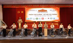 Hơn 3,7 tỷ đồng tri ân người có công, tiếp sức học sinh vượt khó