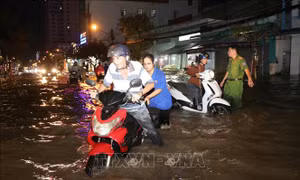 Triều cường dâng cao, nhiều khu vực chìm sâu trong nước