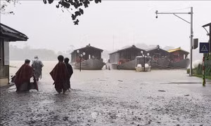 Học sinh thành phố Huế nghỉ học ngày 27/10 do mưa lớn