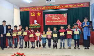 Tặng quà các hộ nghèo, trẻ em hoàn cảnh đặc biệt khó khăn ở Hòa Bình