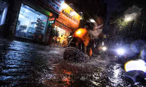Mưa lớn vào cuối giờ chiều gây ngập úng một số tuyến phố Hà Nội