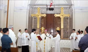 Hoàn thành hai cây Thánh giá của Nhà thờ Đức Bà Sài Gòn