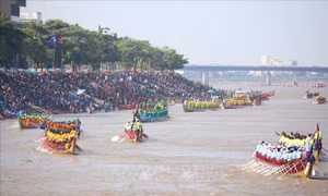 Campuchia tưng bừng khai hội đua thuyền