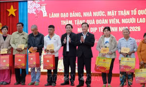 Phó Chủ tịch Quốc hội Nguyễn Khắc Định thăm, tặng quà Tết tại Khánh Hòa