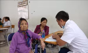 Hỗ trợ khám bệnh, phát thuốc miễn phí cho người dân vùng lũ
