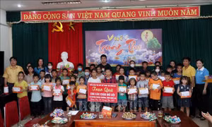 Trao quà cho trẻ mồ côi tại Nghệ An nhân dịp Tết Trung thu 2023