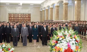 Nhà lãnh đạo Kim Jong-un viếng ông và cha nhân Quốc khánh Triều Tiên
