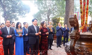 Chủ tịch nước và Phu nhân dâng hương tại Điện Kính Thiên