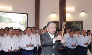 Tổng Bí thư Tô Lâm dâng hương tưởng niệm Cụ Phó bảng Nguyễn Sinh Sắc