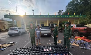 Bắt giữ đối tượng vận chuyển trái phép lượng lớn bình khí cười tại khu vực biên giới
