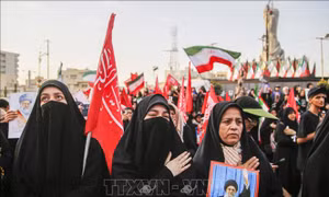 Hàng triệu người tiễn biệt Đại giáo chủ Ali Khamenei tại Qom (Iran)