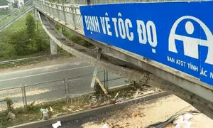 Phân luồng giao thông trên Quốc lộ 18 do cầu vượt dân sinh bị hư hỏng nặng
