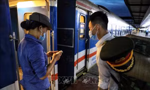 Tổ chức vận chuyển hài cốt liệt sĩ và miễn vé đường sắt cho thân nhân liệt sĩ đi cùng. Ảnh: TTXVN
