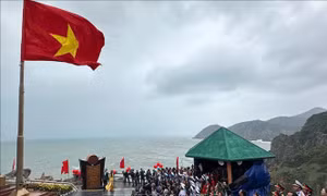 Chào cờ đầu năm mới tại 'nơi đón ánh bình minh sớm nhất trên đất liền' Việt Nam