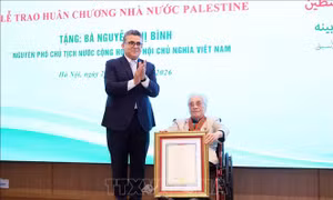 Nguyên Phó Chủ tịch nước Nguyễn Thị Bình nhận Huân chương Ngôi sao Công trạng