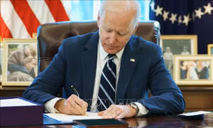 Tổng thống J​.Biden đảo ngược chính sách hưu trí của người tiền nhiệm