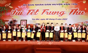 Phó Chủ tịch nước vui Tết Trung thu với học sinh tại Yên Bái