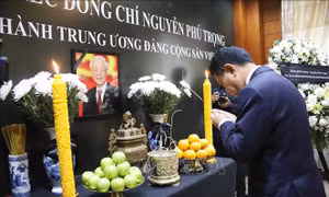 Lãnh đạo Đảng, Nhà nước và Chính phủ Lào đến Đại sứ quán viếng và ghi sổ tang tưởng nhớ Tổng Bí thư Nguyễn Phú Trọng