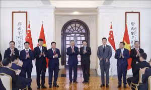 Tổng Bí thư, Chủ tịch nước Tô Lâm và Thủ tướng Singapore chứng kiến lễ trao văn kiện hợp tác giữa hai nước
