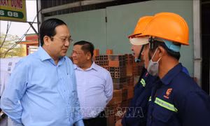 Thăm, chúc Tết người lao động làm nhiệm vụ đêm giao thừa